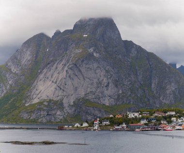 Büyük dağ ve küçük bir kasaba