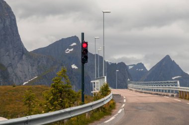 Dar bir köprü kırmızı ışığa