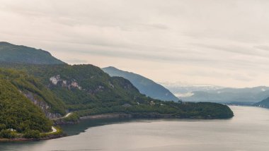 Virajlı bir yol ile Dağları