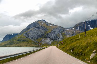 Yolda bulutlu görünüm