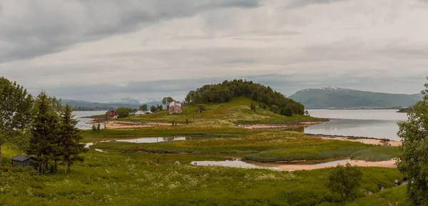 잔디 필드 뒤에 작은 섬 — 스톡 사진