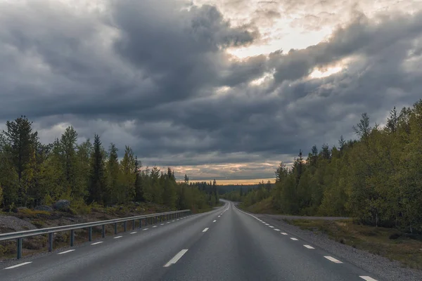 Cedo na estrada com o último de um nascer do sol — Fotografia de Stock