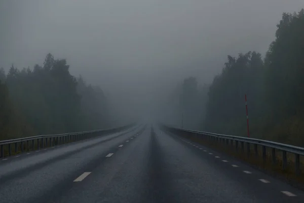 Nebliger Morgen auf der Straße — Stockfoto