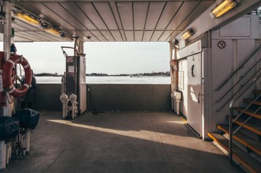 Küçük bir feribot güvertede araba