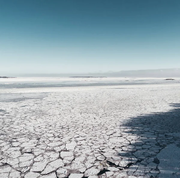 Día de invierno con un paisaje helado mar — Foto de Stock