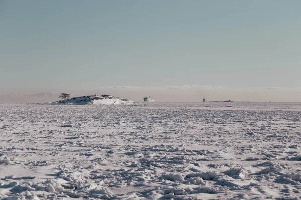 Ferries que llegan a Helsinki en un día de invierno — Foto de Stock