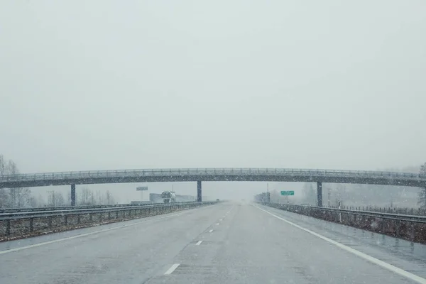 Neve dura cadere sulla strada — Foto Stock