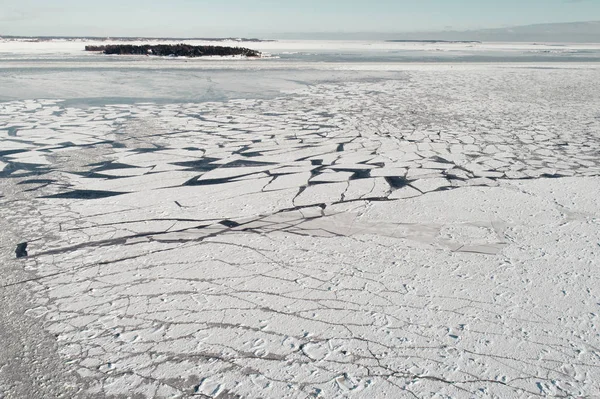 Utsikt över frusna havet med cracking ice — Stockfoto