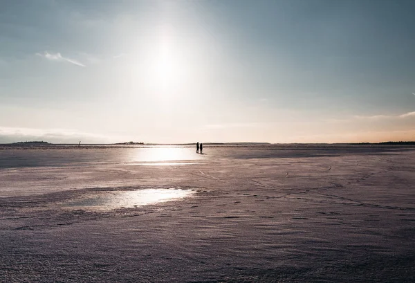 Сонячний день на замерзлому морі — стокове фото