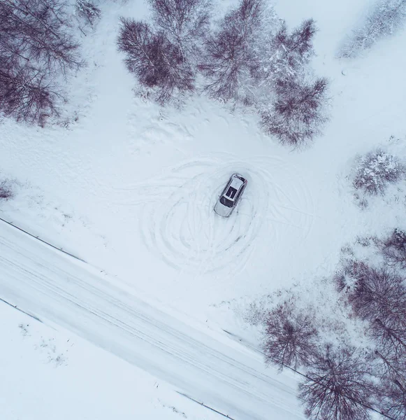 Auto su un posto di riposo con neve profonda — Foto Stock
