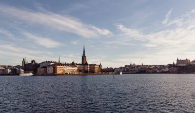 Stockholm tarihi kent merkezine ve Alman Kilisesi görünür
