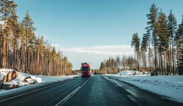 Nemli yol dinç bir yapım ile gelen kamyon
