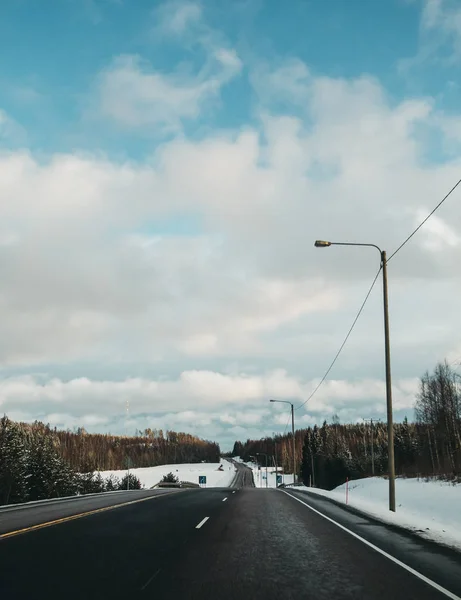 Superamento della corsia sulla strada numero 2 in Finlandia — Foto Stock