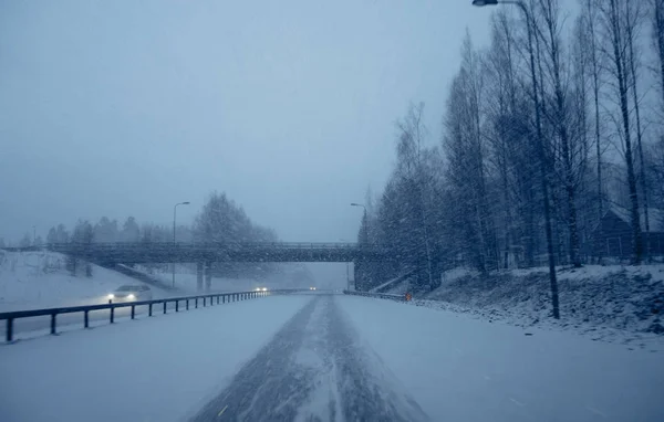 Снежное утро на шоссе в Нуммела Финланд — стоковое фото