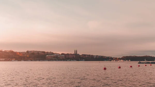 Coucher de soleil à Stockholm avec Sodra Malarstranden en vue — Photo