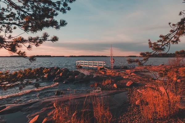 Pôr do sol no pequeno cais na costa de Lauttasaari Helsinki — Fotografia de Stock