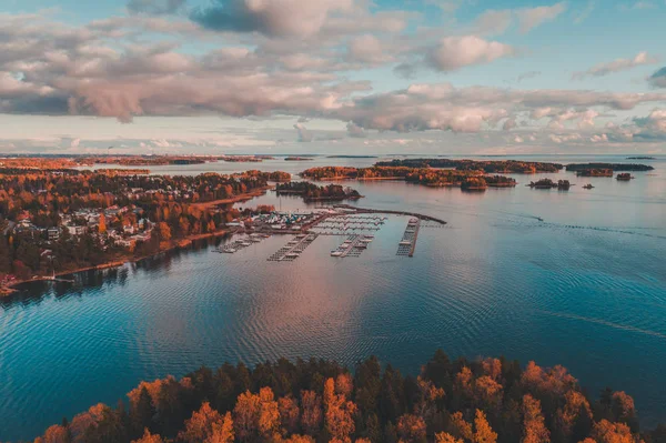 Marina Nuottaniemi vista do céu em um dia de outono em Espoo Finlândia — Fotografia de Stock