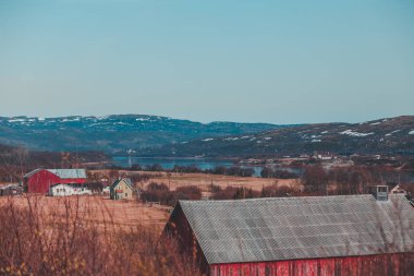 Varanger Yarımadası Kuzey Norveç'te yol kenarında ev