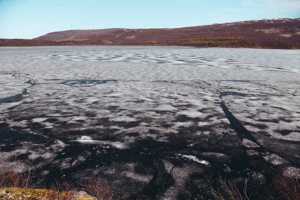 Hielo todavía en el lago, incluso si es verano, cerca de Utsjoki en el norte de Finlandia, donde la nieve y el hielo se derriten muy tarde en el verano — Foto de Stock