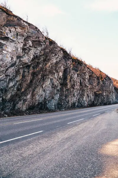 Finlandia, falesia sul ciglio di una strada in una giornata di sole — Foto Stock