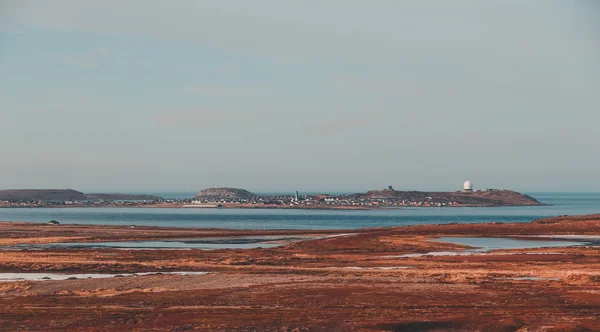 Norwegia, drogi i wyspy z miasta Vardo stacja radarowa i Kościół widoczny na horyzoncie — Zdjęcie stockowe