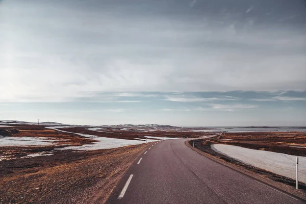 Noruega, estrada perto de Vardo com neve ainda esquerda, mesmo que seja verão — Fotografia de Stock
