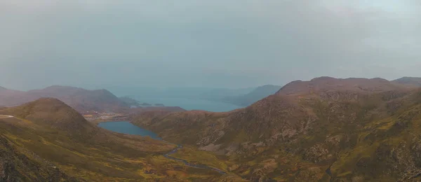 Νορβηγία, πανοραμική θέα σε μια κοιλάδα που περιβάλλεται από βουνά κοντά στο Norkapp σε ένα ομιχλώδες ημέρα του φθινοπώρου — Φωτογραφία Αρχείου