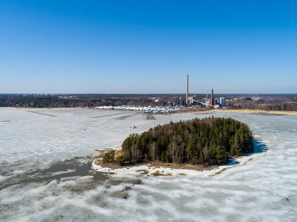 Finland Esbo, Finno småbåtshamn med båtarna på land på vinterförvaring, kraftverk i rygg och liten ö av Pirisaari i förgrunden — Stockfoto