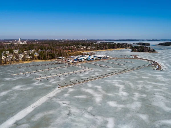 Finlandiya Espoo, buz ve arazi depolanan tekneler hala suda ile bir bahar gününde Nuottanimi marina