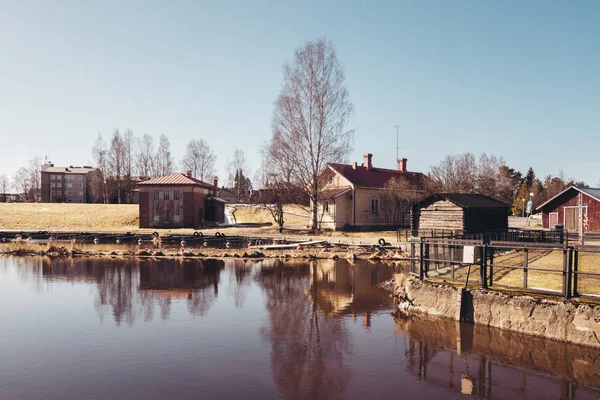 Finsko Forssa, řeka Loimijoki v Kuhalankoski, malé čluny marina v létě a s přehradou na bok. Na jaře téměř den, kdy všichni sníh neroztaje — Stock fotografie