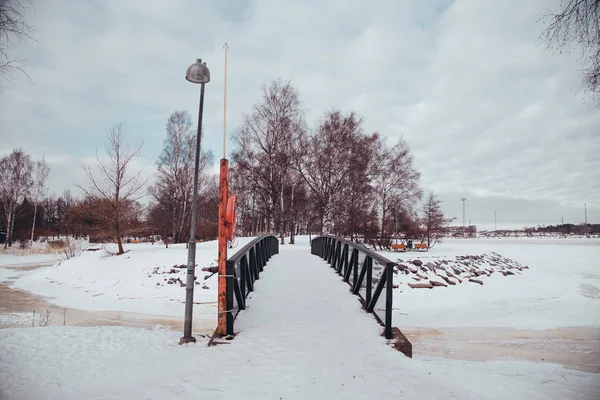 Финляндия Хельсинки, небольшой мост в Тервасаари, небольшой остров за пределами Хельсинки, в зимний день без людей — стоковое фото