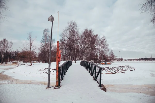 Finlandiya Helsinki, küçük Tervasaari, Helsinki dışında küçük bir ada insanlar olmadan bir kış gününde köprüde