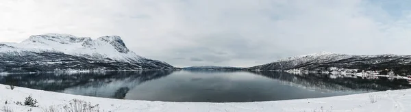 Panorama Noruega Rombaksfjorden, vista fiorde com montanhas ao lado em um dia de primavera com paisagem de inverno olhando — Fotografia de Stock