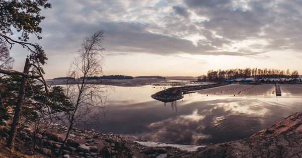 Фінляндія Гельсінкі, Марина на Koivusaari з всі човни і раніше на землі очікування на лід і сніг тане — стокове фото