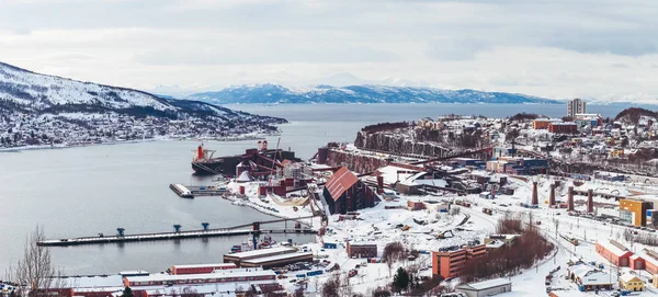 全景挪威 Narvik, 城市和海湾的看法, 与一艘船被装载在铁矿石植物 — 图库照片