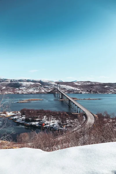 Norwegia, Tjeldsund bridge, jednym z wielu mostów to wspolnie z tuneli łączenia Lofotów — Zdjęcie stockowe