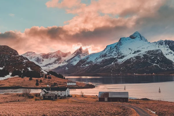 Lofoten Noruega, casas por água em Stromsnes — Fotografia de Stock