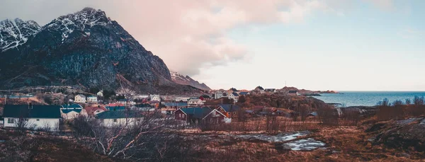 パノラマ ノルウェー A はどこにロフォーテン諸島の最も遠くの村に車で行くことが可能 — ストック写真