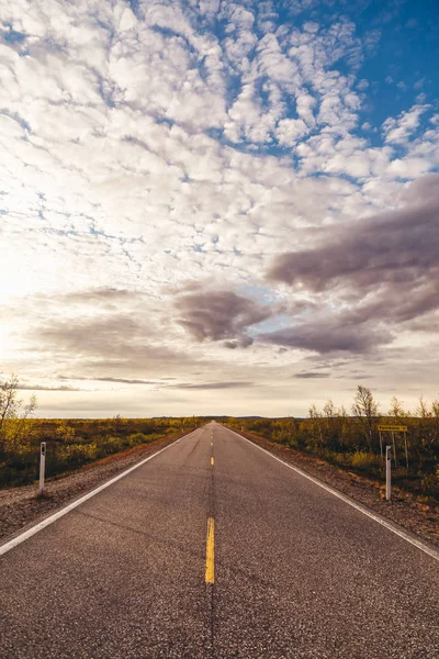 Norvegia del Nord, serata con tramonto su una lunga strada vicino a Kautokeino in una giornata estiva — Foto Stock