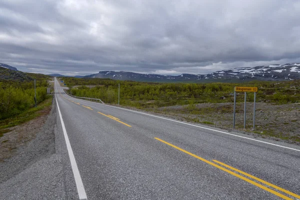 Border crossing between Finland and Norway north of Kilpisjravi, border crossing is 200m along the road a head