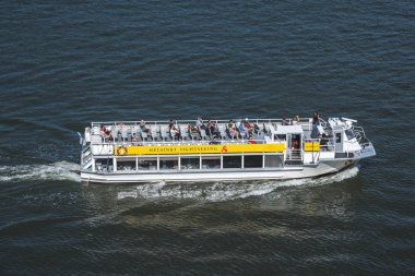 Finlandiya 'da küçük bir teknede turist şehir sahil şeridini gezmeye gider.