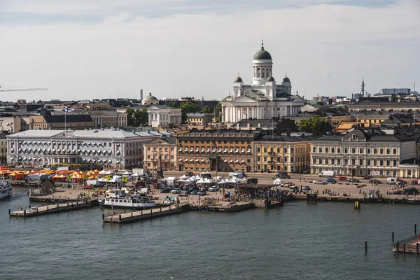 Helsinki Finlandia e l'iconica vista sulla piazza del mercato di Kauppatori con vecchi edifici alle spalle — Foto Stock