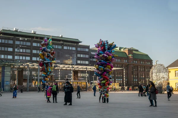1 maggio festeggiamenti palloncini in vendita fuori dal centro commerciale Kamppi — Foto Stock