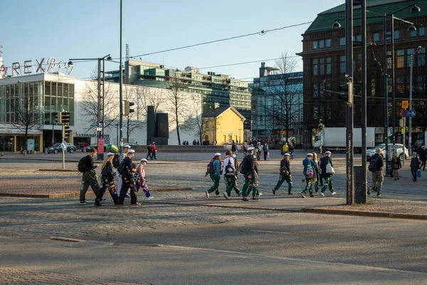Gli studenti che attraversano la strada per arrivare al primo di maggio festeggiamenti — Foto Stock