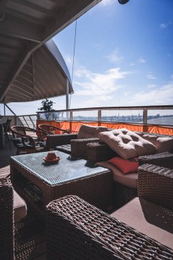 Silja Serenade 'nin dışarıdaki salonunda rahat koltuklar yolcuları bekliyor.