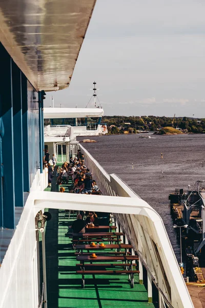 Auto veerboot Silja Serenade vertrek uit Helsinki met passagiers aan dek genieten van het weer — Stockfoto