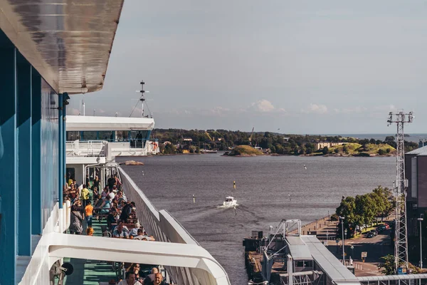 Captain of Silja Serenade ready on the bridge to take out the ship with people enjoying sun — Stock Photo, Image