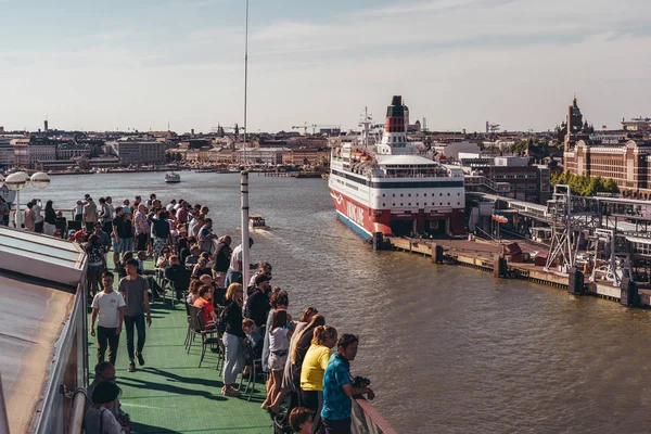 Car ferry Silja Serenade leaving Helsinki with passengers on deck enjoying the weather — Stock Photo, Image