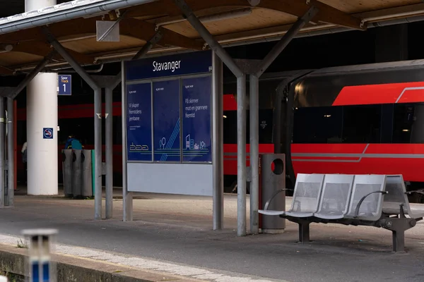 Stavanger Norveç Tren İstasyonu ve bilgi platformu