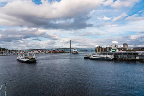 Navi che passano sotto il grande ponte all'ingresso della baia della città — Foto Stock